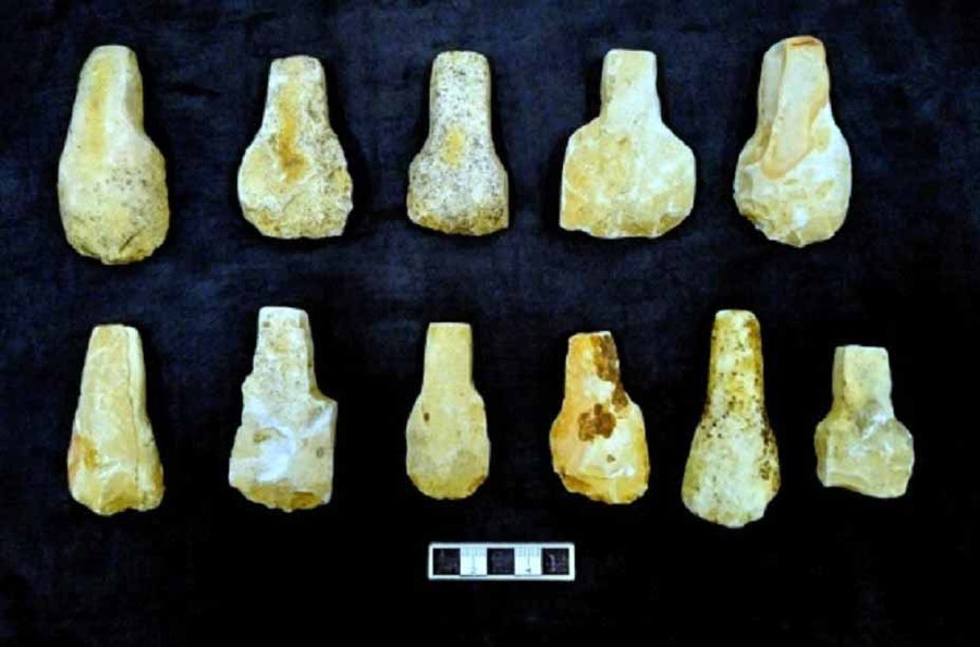 Một số rìu, bôn tìm thấy tại khu vực suối Ia Nan (xã Ia Nan và Ia Pnôn, huyện Đức Cơ). Ảnh: X.T