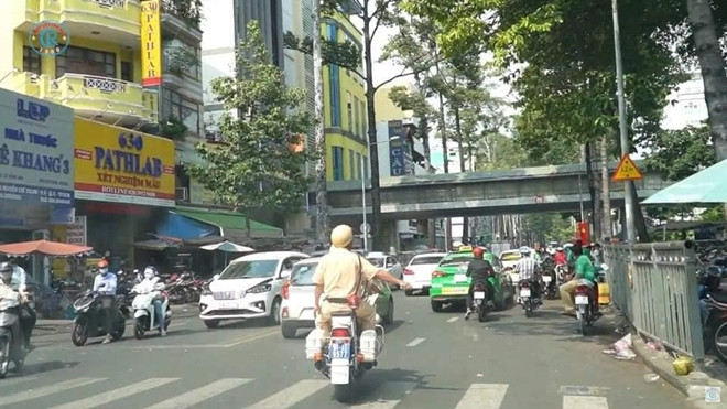 Cảnh sát giao thông hộ tống đưa tạng đến nơi ghép an toàn.