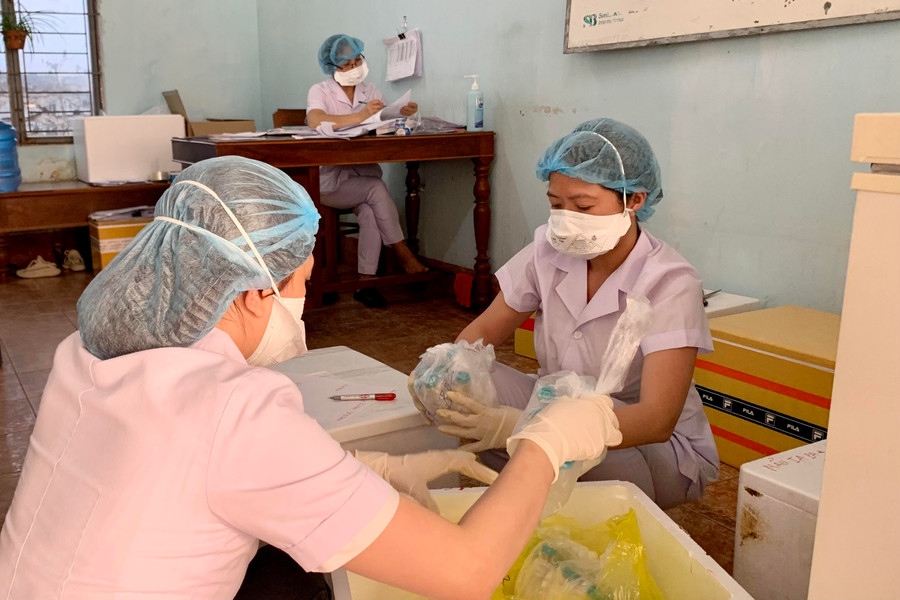 Phân loại mẫu chuẩn bị chuyển xét nghiệm tại Trung tâm Kiểm soát bệnh tật tỉnh Gia Lai. Ảnh: Như Nguyện Phân loại mẫu chuẩn bị chuyển xét nghiệm tại Trung tâm Kiểm soát bệnh tật tỉnh Gia Lai. Ảnh: Như Nguyện