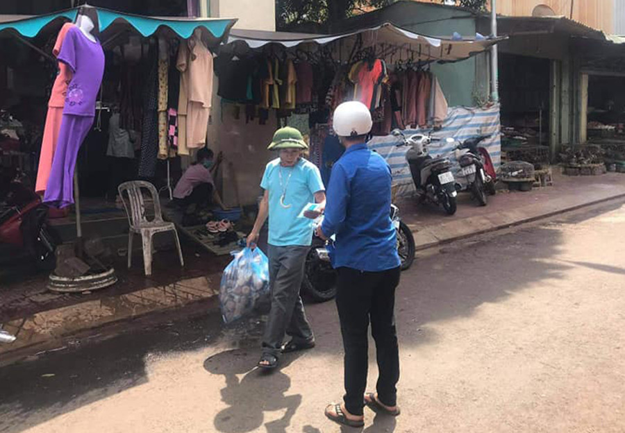  Đoàn viên, thanh niên phát khẩu trang miễn phí cho người dân tại những nơi công cộng. Ảnh: Hà Phương