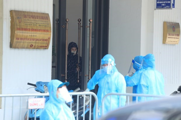 Cơ quan chức năng thực hiện các biện pháp phòng, chống COVID-19 quanh văn phòng làm việc của bệnh nhân 3633. (Ảnh: TTXVN) Cơ quan chức năng thực hiện các biện pháp phòng, chống COVID-19 quanh văn phòng làm việc của bệnh nhân 3633. (Ảnh: TTXVN)