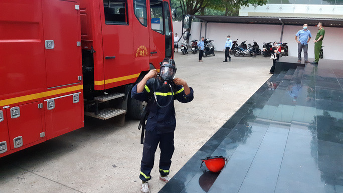 Đeo bình dưỡng khí và mặt nạ chống độc vào khống chế đám cháy Đeo bình dưỡng khí và mặt nạ chống độc vào khống chế đám cháy