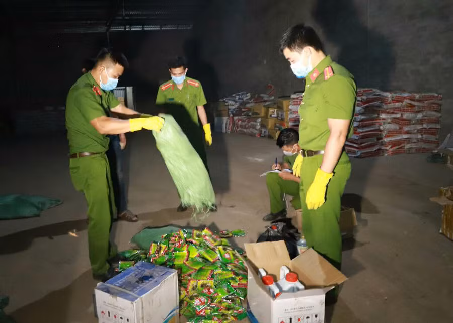 Cơ quan công an kiểm tra kho hàng của bà N.T.T