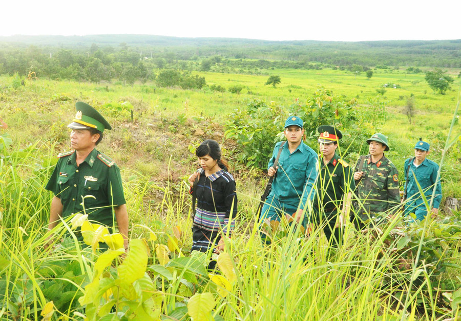 Cán bộ, chiến sĩ Công ty 74 phối hợp với bộ đội Biên phòng và Nhân dân tuần tra bảo vệ khu vực biên giới. Ảnh: Nguyễn Văn Chiến