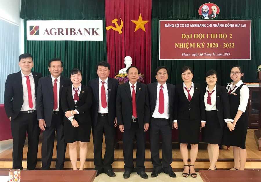  Chi bộ 2, Đảng bộ cơ sở Agribank Đông Gia Lai luôn đi đầu trong việc học tập và làm theo tư tưởng, đạo đức, phong cách Hồ Chí Minh (ảnh chụp tháng 11-2019). Ảnh: Sơn Ca