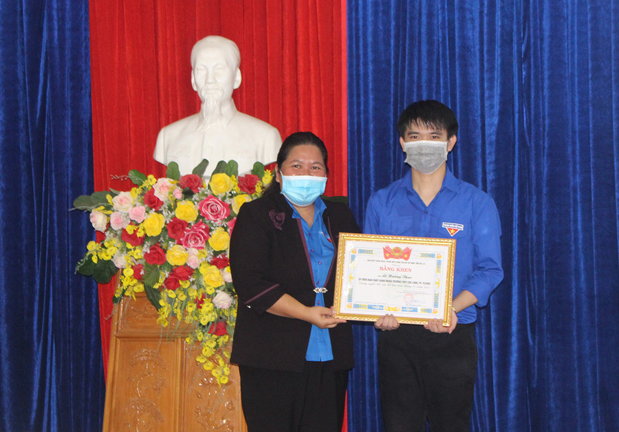 Chị Hà Thị Giang Thảo-Bí thư Tỉnh Đoàn tặng bằng khen gương người tốt-việc tốt tiêu biểu tháng 5 cho em Lê Hoàng Thao. Ảnh: Phan Lài  Chị Hà Thị Giang Thảo-Bí thư Tỉnh Đoàn tặng bằng khen gương người tốt-việc tốt tiêu biểu tháng 5 cho em Lê Hoàng Thao. Ảnh: Phan Lài