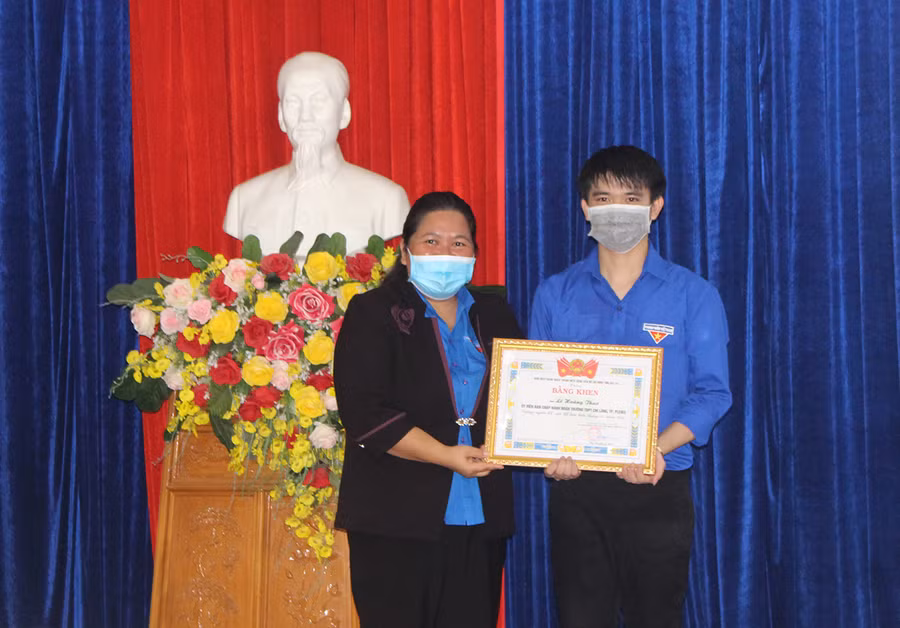  Chị Hà Thị Giang Thảo-Bí thư Tỉnh Đoàn tặng bằng khen gương người tốt-việc tốt tiêu biểu tháng 5 cho em Lê Hoàng Thao. Ảnh: Phan Lài