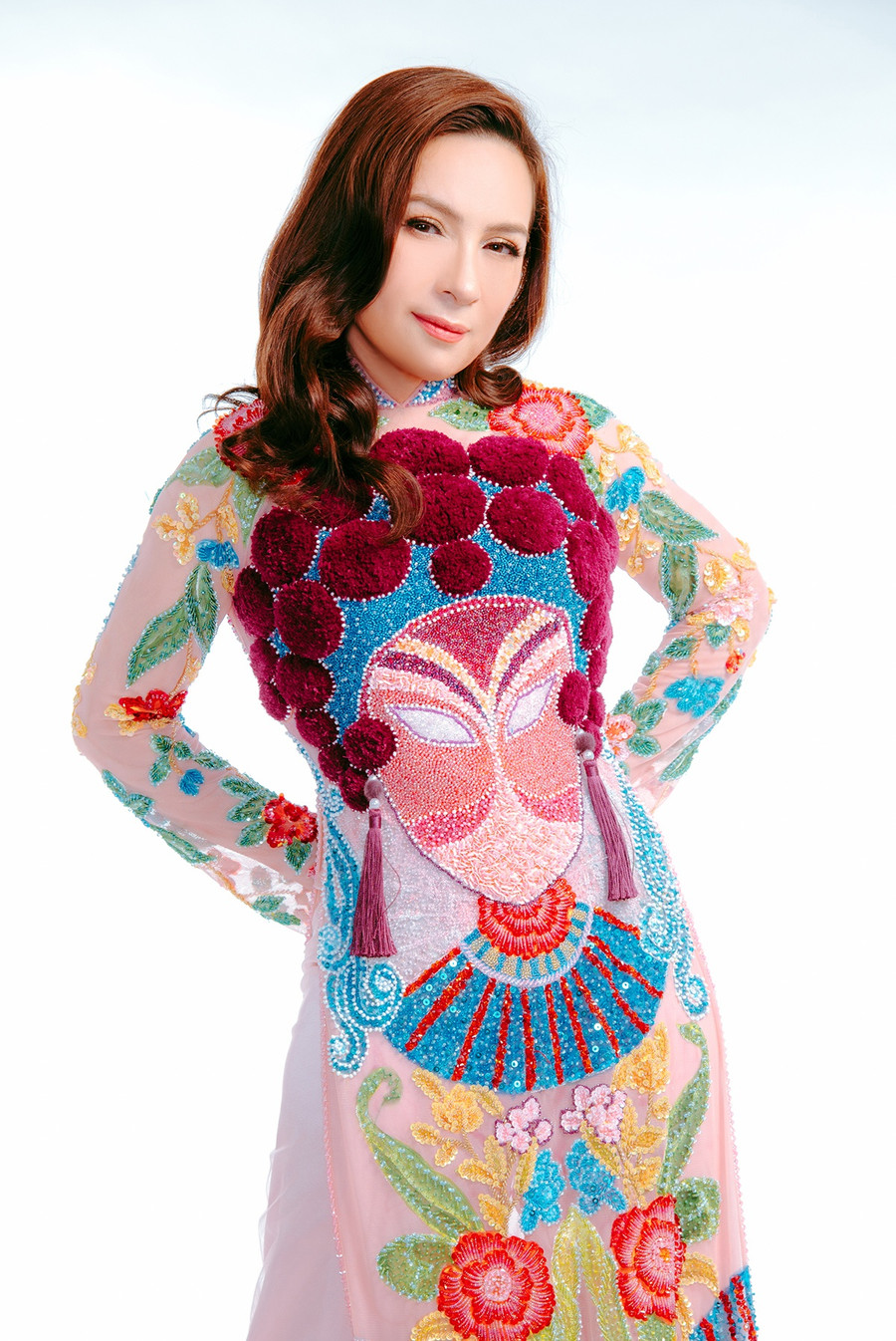 Các chi tiết trên áo được thực hiện một cách tỉ mỉ và sinh động nhằm tạo ra những điểm nhấn ấn tượng. Bên cạnh đó, chất liệu vải mỏng đang là xu hướng, nó giúp người mặc giữ được sự kín đáo nhưng không kém phần quyến rũ. ẢNH: NVCC