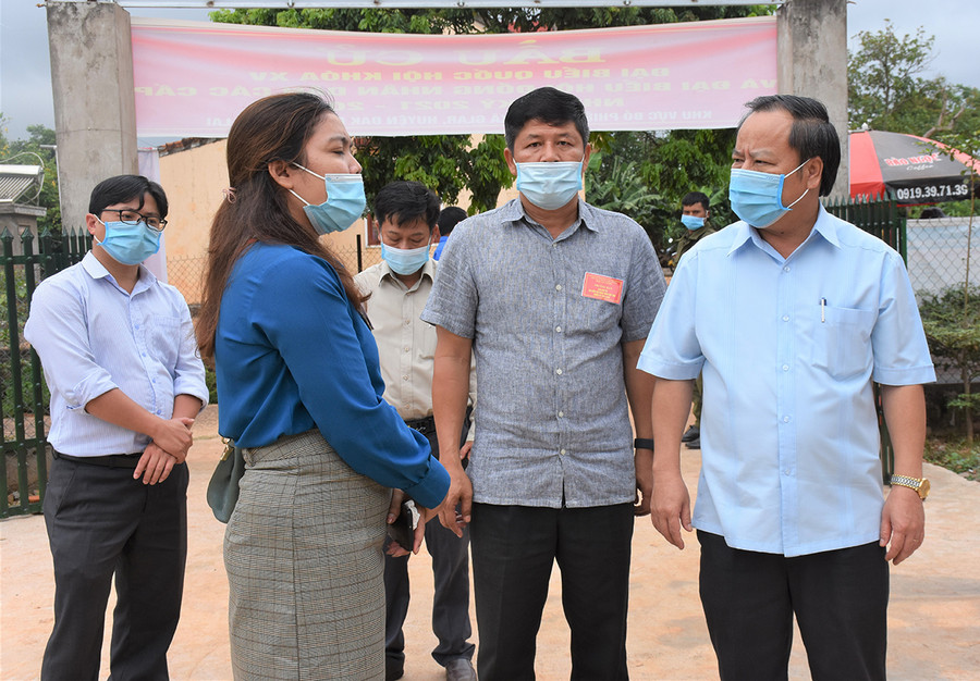 Phó Bí thư Thường trực Tỉnh ủy Châu Ngọc Tuấn kiểm tra công tác bầu cử tại khu vực bỏ phiếu số 6, làng Dơk Rơng (xã Glar, huyện Đak Đoa)- Ảnh Trần Dung