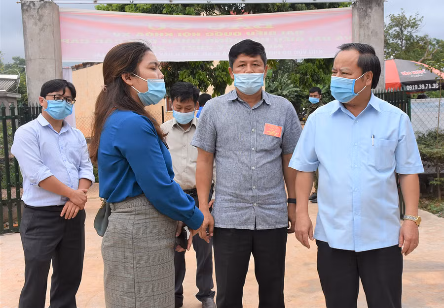 Phó Bí thư Thường trực Tỉnh ủy Châu Ngọc Tuấn kiểm tra công tác bầu cử tại khu vực bỏ phiếu số 6, làng Dơk Rơng (xã Glar, huyện Đak Đoa)- Ảnh Trần Dung