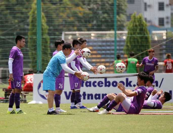 HLV Park Hang-seo cho các cầu thủ tuyển Việt Nam tập luyện vào trưa nắng Ảnh: VFF HLV Park Hang-seo cho các cầu thủ tuyển Việt Nam tập luyện vào trưa nắng Ảnh: VFF