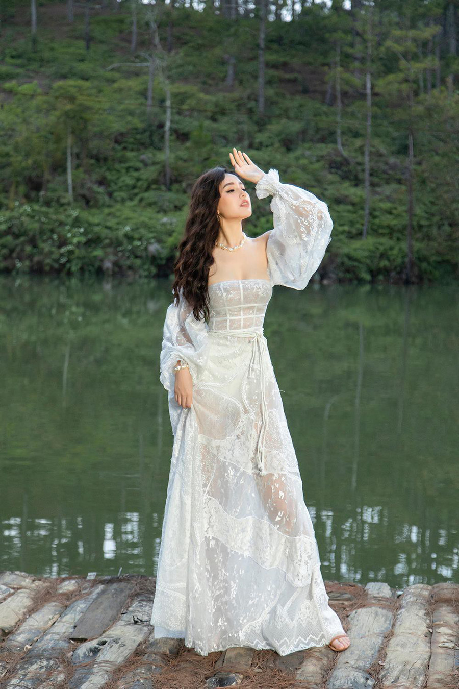 Kiểu đầm người đẹp mặc với chất liệu phối ren xuyên thấu mong manh phù hợp với kỳ nghỉ hè.