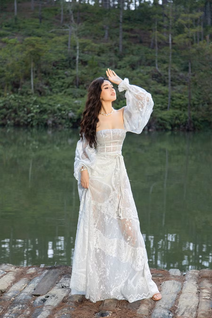 Kiểu đầm người đẹp mặc với chất liệu phối ren xuyên thấu mong manh phù hợp với kỳ nghỉ hè.