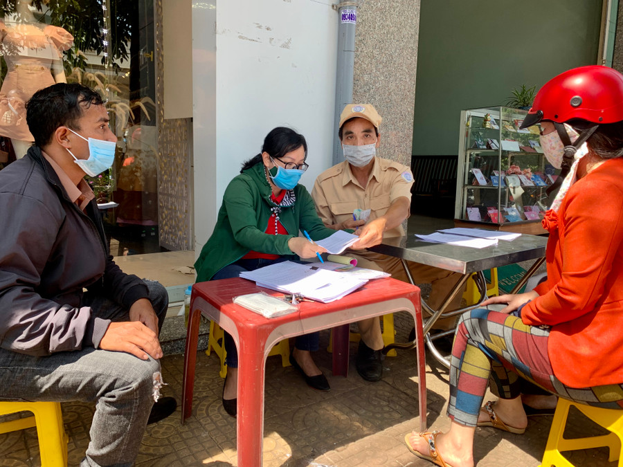 -Lực lượng chức năng phường Hội Thương, TP.Pleiku lập biên bản xử phạt vi phạm hành chính các trường hợp không đeo khẩu trang sáng 1-5. Ảnh: Như Nguyện