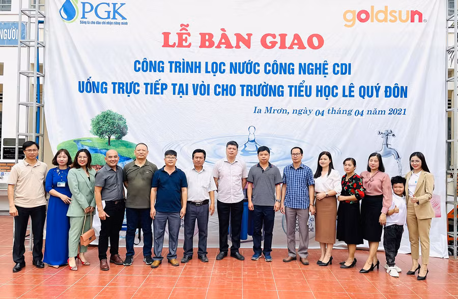 Công ty TNHH một thành viên Thương mại Dịch vụ Xuất nhập khẩu Phạm Gia Khang tài trợ máy lọc nước cho một trường học tại huyện Ia Pa. Ảnh: Minh Nguyễn