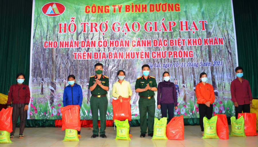 tặng quà cho người dân trên địa bàn xã Ia Rtôr