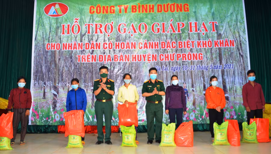 tặng quà cho người dân trên địa bàn xã Ia Rtôr