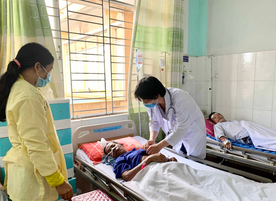 Bác sĩ thăm khám cho bệnh nhân tại Khoa Lão (Bệnh viện Đa khoa tỉnh). Ảnh: Như Nguyện Bác sĩ thăm khám cho bệnh nhân tại Khoa Lão (Bệnh viện Đa khoa tỉnh). Ảnh: Như Nguyện