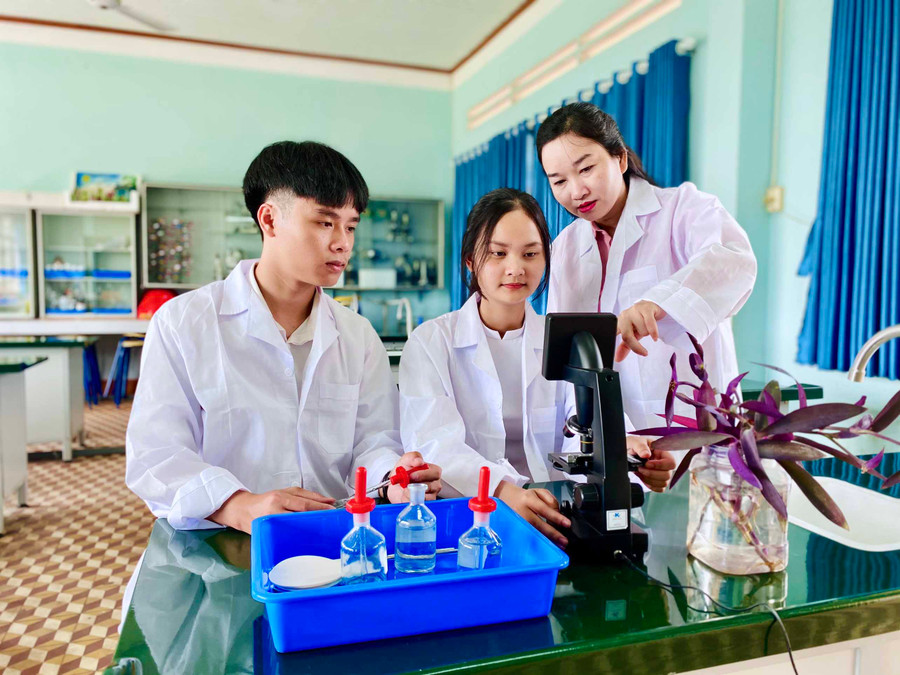 Nguyễn Minh Trí (bìa trái), Trần Minh Thư cùng cô giáo trong giờ thực hành thí nghiệm. Ảnh: Mộc Trà Nguyễn Minh Trí (bìa trái), Trần Minh Thư cùng cô giáo trong giờ thực hành thí nghiệm. Ảnh: Mộc Trà