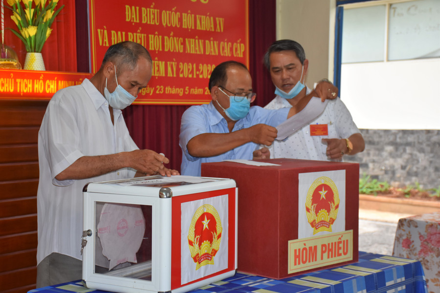 Công tác niêm yết thùng phiếu. Ảnh: Trần Dung