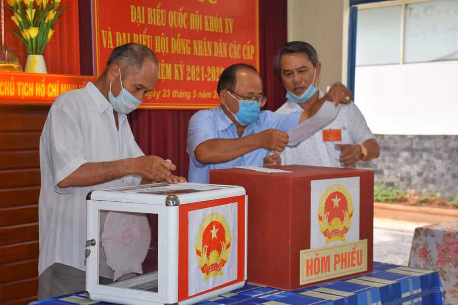 Công tác niêm yết thùng phiếu. Ảnh: Trần Dung