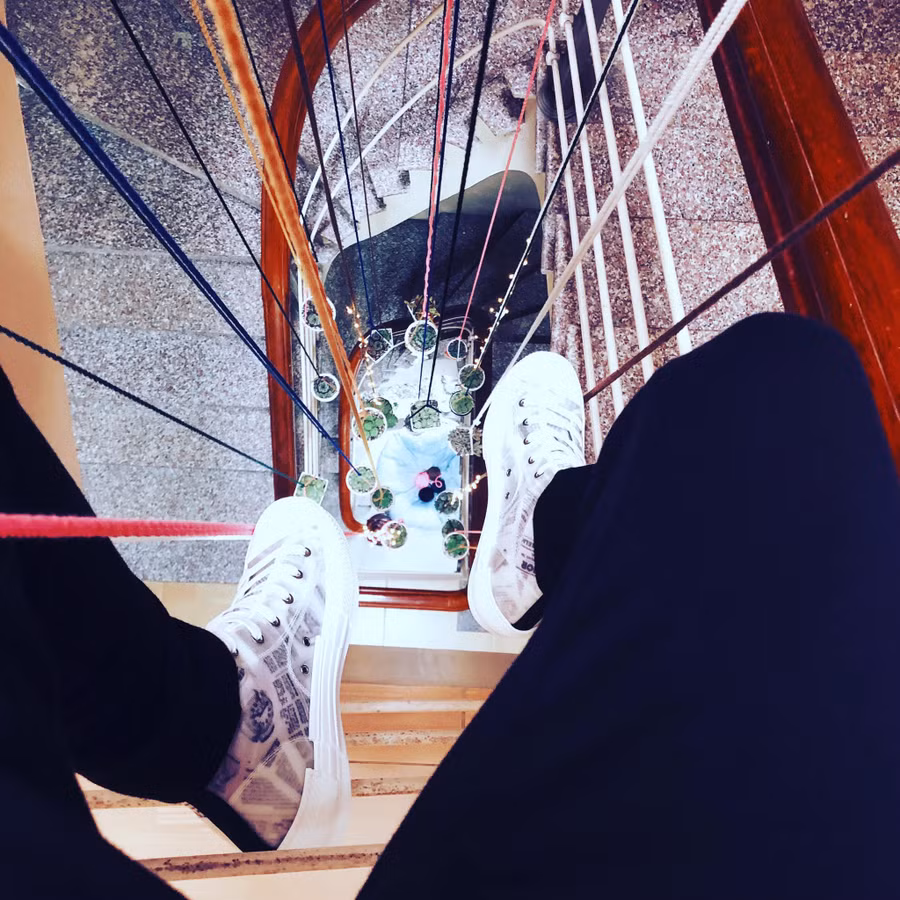 Ngồi ngắm các chậu sen đá do chính tay mình trồng giúp Duy Thanh cảm thấy bình yên. Ảnh: NVCC