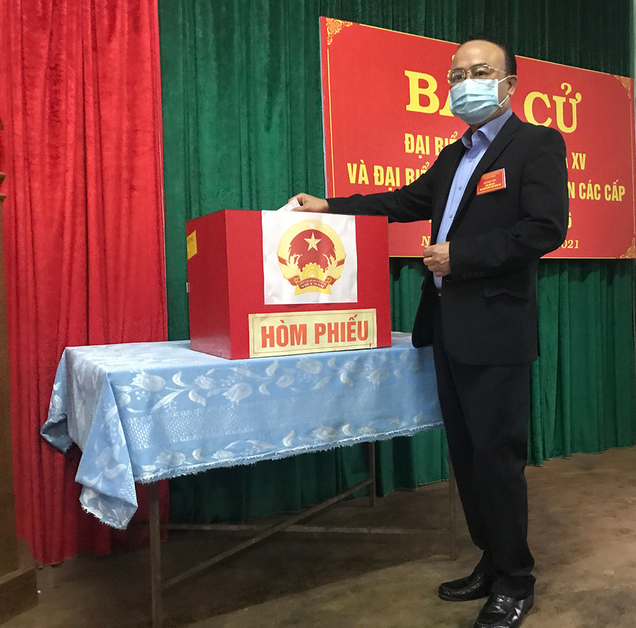 Ông Nguyễn Hồng Hà-Tỉnh ủy viên, Bí thư Huyện ủy, Chủ tịch Ủy ban bầu cử huyện Chư Sê bỏ phiếu bầu đại biểu Quốc hội và đại biểu HĐND các cấp. Ảnh: Nguyễn Diệp lay0- Ông Nguyễn Hồng Hà- Tỉnh ủy viên-Bí thư Huyện ủy, Chủ tịch Uỷ ban bầu cử huyện Chư Sê bỏ phiếu đầu tiên