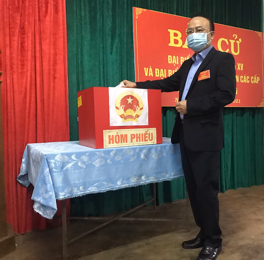 lay0- Ông Nguyễn Hồng Hà- Tỉnh ủy viên-Bí thư Huyện ủy, Chủ tịch Uỷ ban bầu cử huyện Chư Sê bỏ phiếu đầu tiên