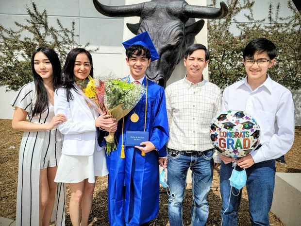 Phú và gia đình chụp ảnh kỷ niệm.