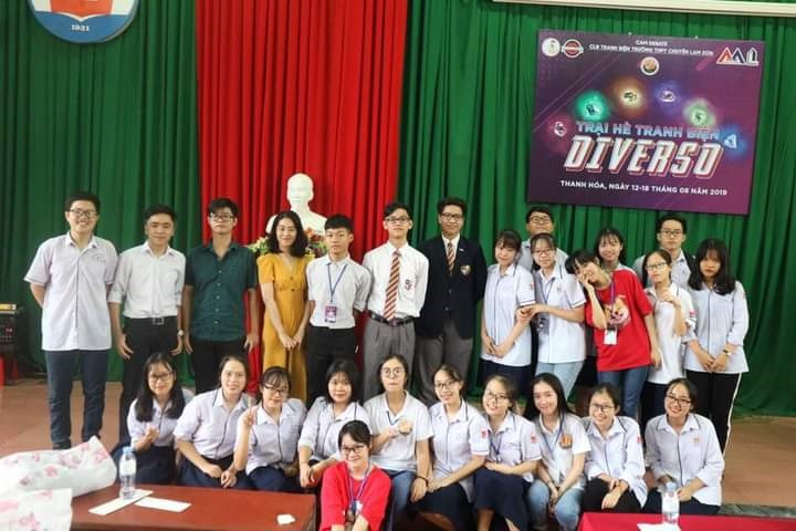 Trại hè tranh biện - hoạt động bổ ích của CLB tiếng Anh Trường THPT chuyên Lam Sơn, Hương Giang là thành viên Ban Tổ chức. Ảnh: NVCC Trại hè tranh biện - hoạt động bổ ích của CLB tiếng Anh Trường THPT chuyên Lam Sơn, Hương Giang là thành viên Ban Tổ chức. Ảnh: NVCC