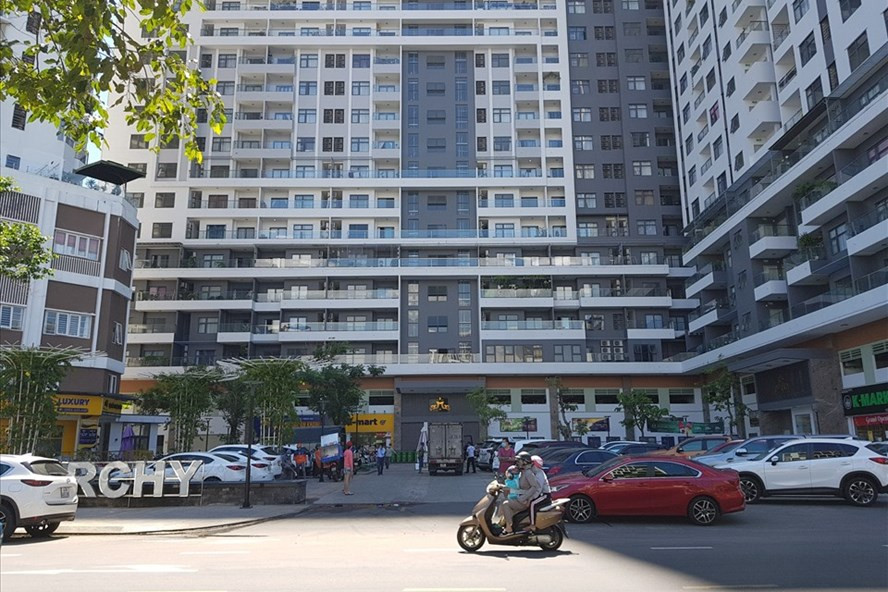 Quận Sơn Trà yêu cầu chủ đầu tư thông báo cho người dân đang ở tại block B chung cư Monarchy tự di dời ra khỏi chung cư trong 30 ngày do dự án này chưa đủ điều kiện bàn giao căn hộ. Ảnh: H.L Quận Sơn Trà yêu cầu chủ đầu tư thông báo cho người dân đang ở tại block B chung cư Monarchy tự di dời ra khỏi chung cư trong 30 ngày do dự án này chưa đủ điều kiện bàn giao căn hộ. Ảnh: H.L