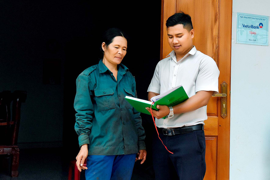 Chị Lê Thị Huynh ở làng Móc Trê (xã Ia Dom, huyện Đức Cơ) là hộ nghèo khó khăn về nhà ở từ nhiều năm qua. Năm 2020 chị được Chi nhánh Ngân hàng Vietinbank Gia Lai hỗ trợ 50 triệu, chị vay mượn thêm 100 triệu để xây nhà kiên cố với tổng diện tích 70 m2.