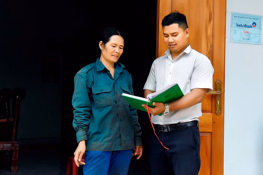 Chị Lê Thị Huynh ở làng Móc Trê (xã Ia Dom, huyện Đức Cơ) là hộ nghèo khó khăn về nhà ở từ nhiều năm qua. Năm 2020 chị được Chi nhánh Ngân hàng Vietinbank Gia Lai hỗ trợ 50 triệu, chị vay mượn thêm 100 triệu để xây nhà kiên cố với tổng diện tích 70 m2.