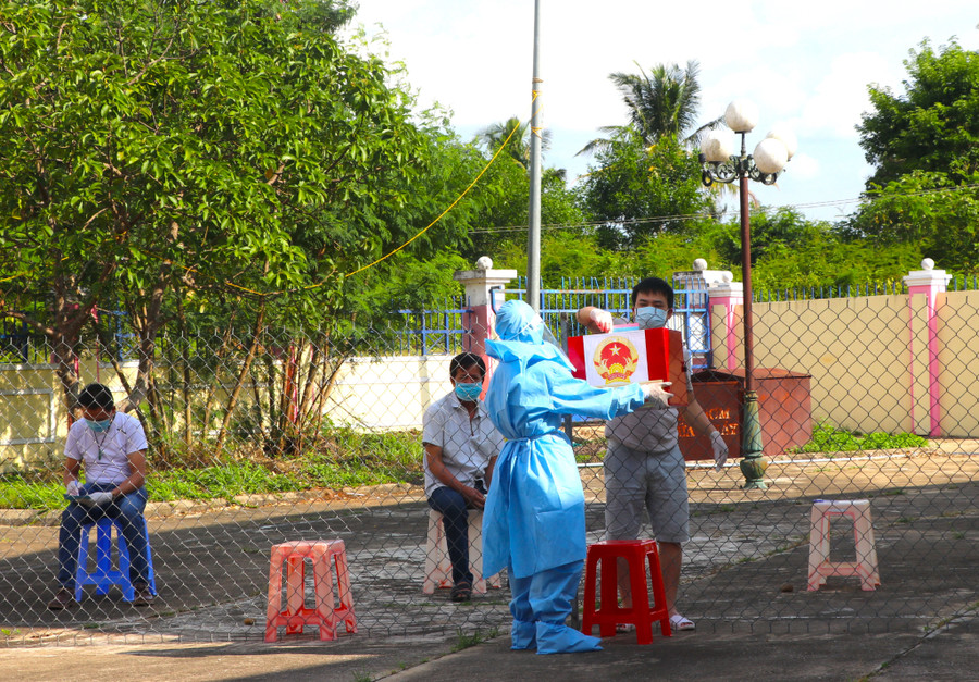 Cử tri tại khu cách ly tập trung thuộc Trung tâm Y tế thị xã An Khê bỏ phiếu vào thùng phiếu phụ. Ảnh: Ngọc Minh Cử tri tại khu cách ly tập trung thuộc Trung tâm Y tế thị xã An Khê thực hiện quyền, nghĩa vụ công dân bỏ phiếu trong khu cách ly. Ảnh: Ngọc Minh