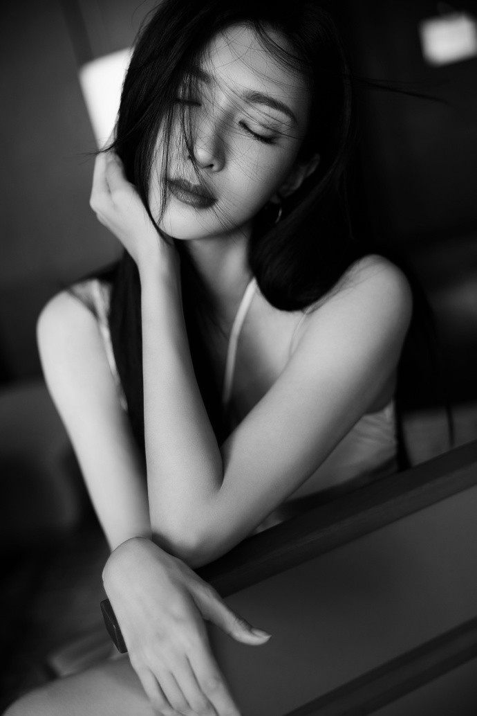 Minh tinh 35 tuổi còn vướng lùm xùm lời qua tiếng lại với đàn em Trương Thiên Ái trong quãng thời gian phim Thanh bình nhạc phát sóng. Lúc bấy giờ, phía Giang Sơ Ảnh cho rằng Trương Thiên Ái chơi xỏ mình - rêu rao cô diễn dở và kém sắc. Ê-kíp “Thái tử phi” họ Trương nhanh chóng phản bác và mỉa mai lại. Sự việc từng khiến dư luận Hoa ngữ xôn xao vào đầu năm 2020. ẢNH: WEIBO NV