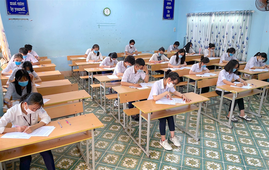 3- Trường THPT Phan Bội Châu (TP. Pleiku) tổ chức thi thử tốt nghiệp cho học sinh và tuân thủ nghiêm các biện pháp an toàn phòng dịch. Ảnh: Mộc Trà