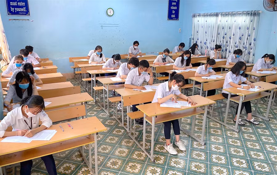 3- Trường THPT Phan Bội Châu (TP. Pleiku) tổ chức thi thử tốt nghiệp cho học sinh và tuân thủ nghiêm các biện pháp an toàn phòng dịch. Ảnh: Mộc Trà