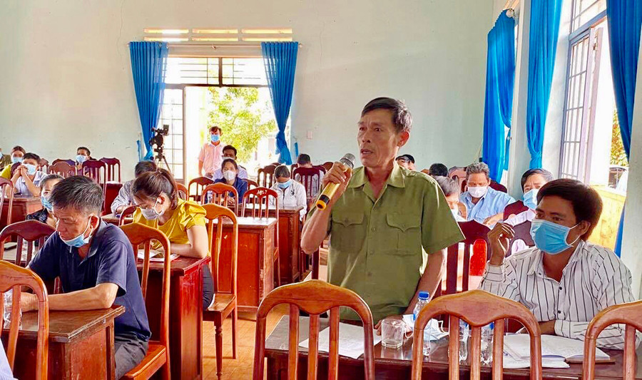  Cử tri xã Ia Hlốp phát biểu ý kiến tại buổi tiếp xúc. Ảnh: Trần Dung