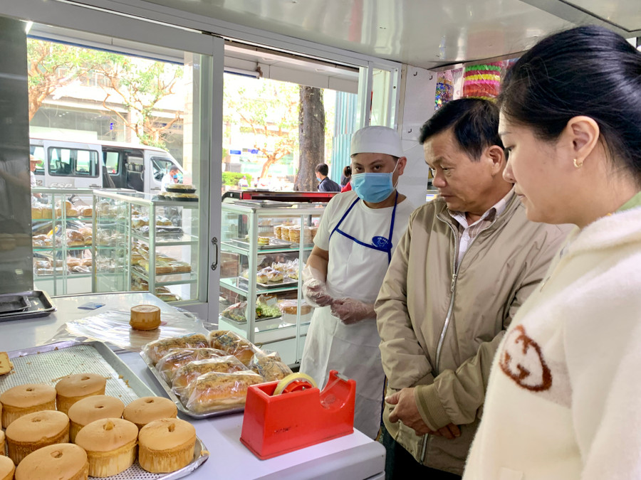 Đoàn liên ngành kiểm tra tại cơ sở sản xuất bánh Tín Phát (TP.Pleiku), cơ sở chấp hành tốt quy định về ATTP. Ảnh: Như Ý