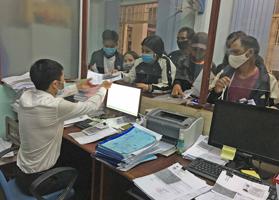 gười dân đến UBND thị trấn Đak Đoa bổ sung thông tin hộ tịch. Ảnh: R’Ô Hok