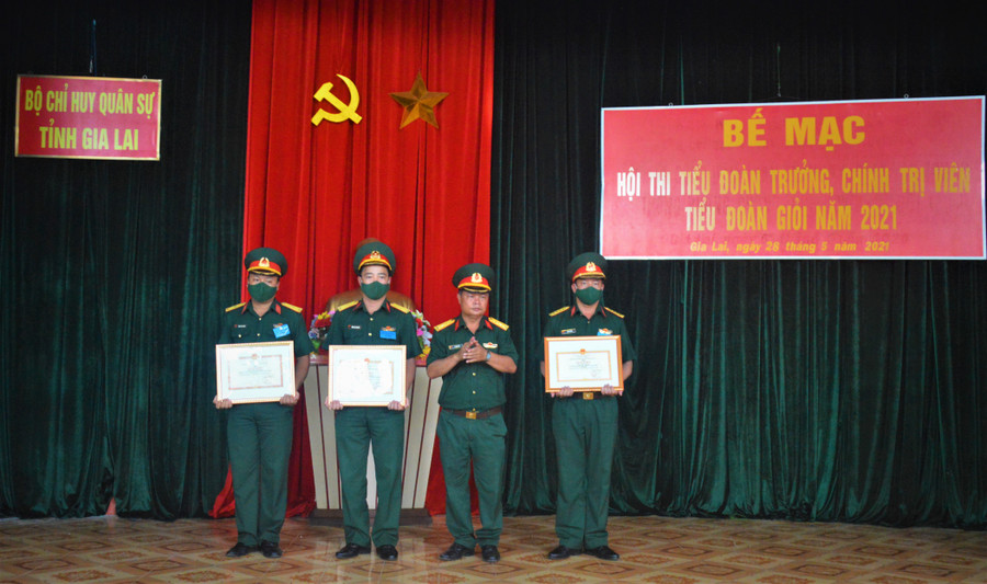  Đại tá lê Trọng Thủy-Phó Chỉ huy trưởng kiêm Tham mưu trưởng Bộ Chỉ huy Quân sự tỉnh trao giấy khen cho các thí sinh là Tiểu đoàn trưởng đạt giải nhất, nhì, ba. Ảnh: Huy Bắc