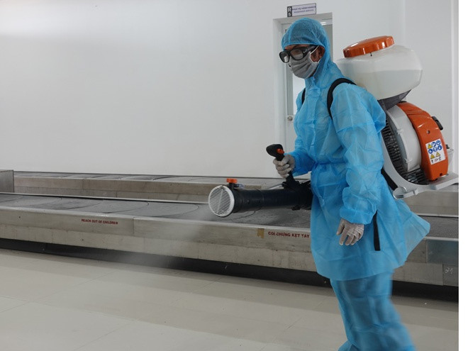 Phun thuốc khử khuẩn phòng dịch Covid-19 tại Bình Định. ẢNH: HOÀNG TRỌNG Phun thuốc khử khuẩn phòng dịch Covid-19 tại Bình Định. ẢNH: HOÀNG TRỌNG