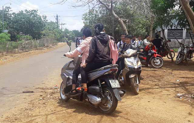 Nhiều học sinh THCS chưa đủ tuổi vẫn điều khiển xe máy phân khối lớn, không đội mũ bảo hiểm đến trường. Ảnh: Hà Phương