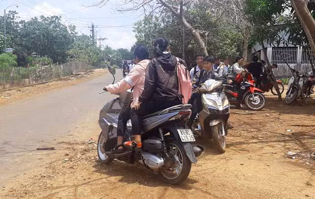 Nhiều học sinh THCS chưa đủ tuổi vẫn điều khiển xe máy phân khối lớn, không đội mũ bảo hiểm đến trường. Ảnh: Hà Phương