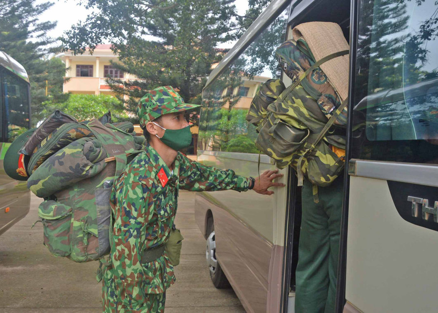 Các đồng chí cán bộ, quân nhân chuyên nghiệp lên đường chấp hành nhiệm vụ bảo vệ vùng biên. Ảnh: Kim Hồng