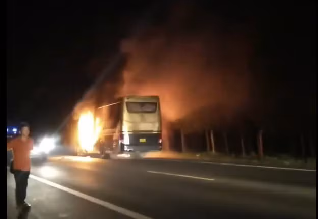 Xe khách giường nằm bốc cháy dữ dội