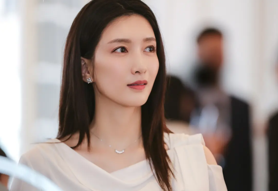 Kể từ sau cơn sốt 30 chưa phải là hết (hay còn gọi 30 thôi mà) vào giữa năm ngoái, Giang Sơ Ảnh vẫn chưa có dự án nào nổi bật cũng như giúp cô thoát khỏi cái bóng quá lớn của nhân vật Vương Mạn Ni trong phim. ẢNH: WEIBO NV