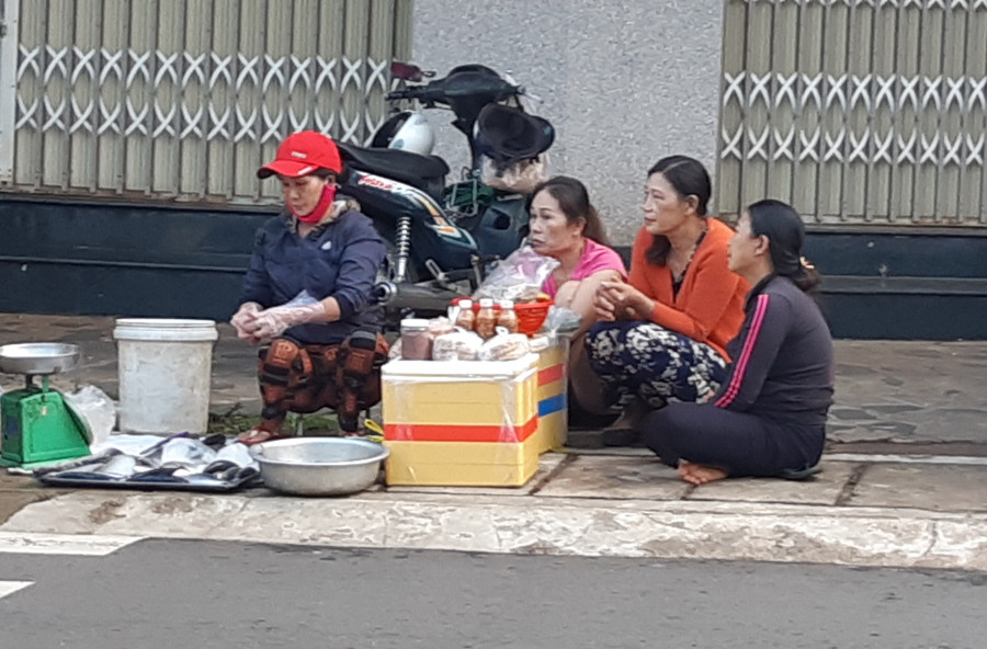  Nhiều người dân không đeo khẩu trang tại nơi công cộng. Ảnh: Duy Lê