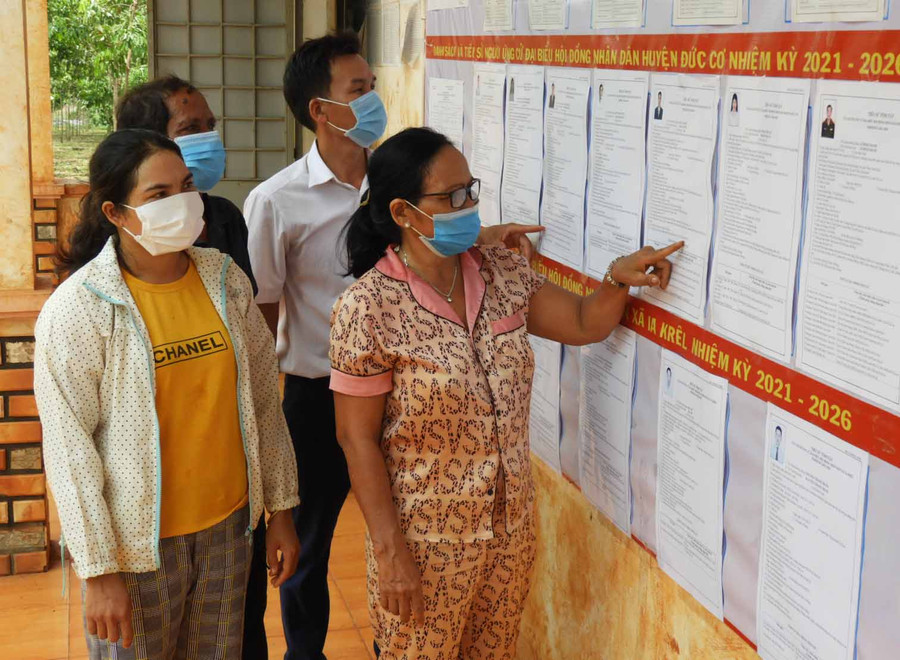 Dân làng Rơngol Khóp xã Ia Krêl huyện Đức Cơ tìm hiểu danh sách, tiểu sử người ứng cử đại biểu HĐND huyện và xã. Ảnh: Thanh Nhật