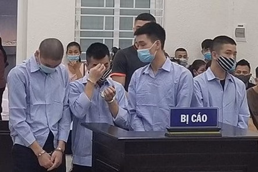  Nhóm cướp tài sản vừa bị xét xử hôm 29.4. Ảnh: HL.